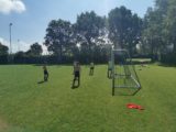 Laatste training S.K.N.W.K. JO11-1 van dit seizoen (102/110)